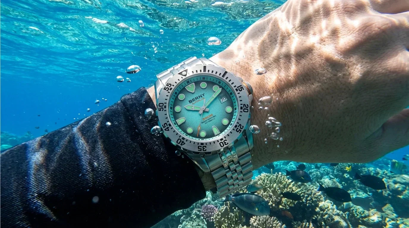 A man wear BERNY AM151M professional diving watch with turquoise dial unerwater, 200M water resistant